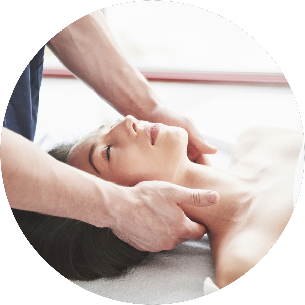 Illustration af smerter i arme, skulder og brystmuskler